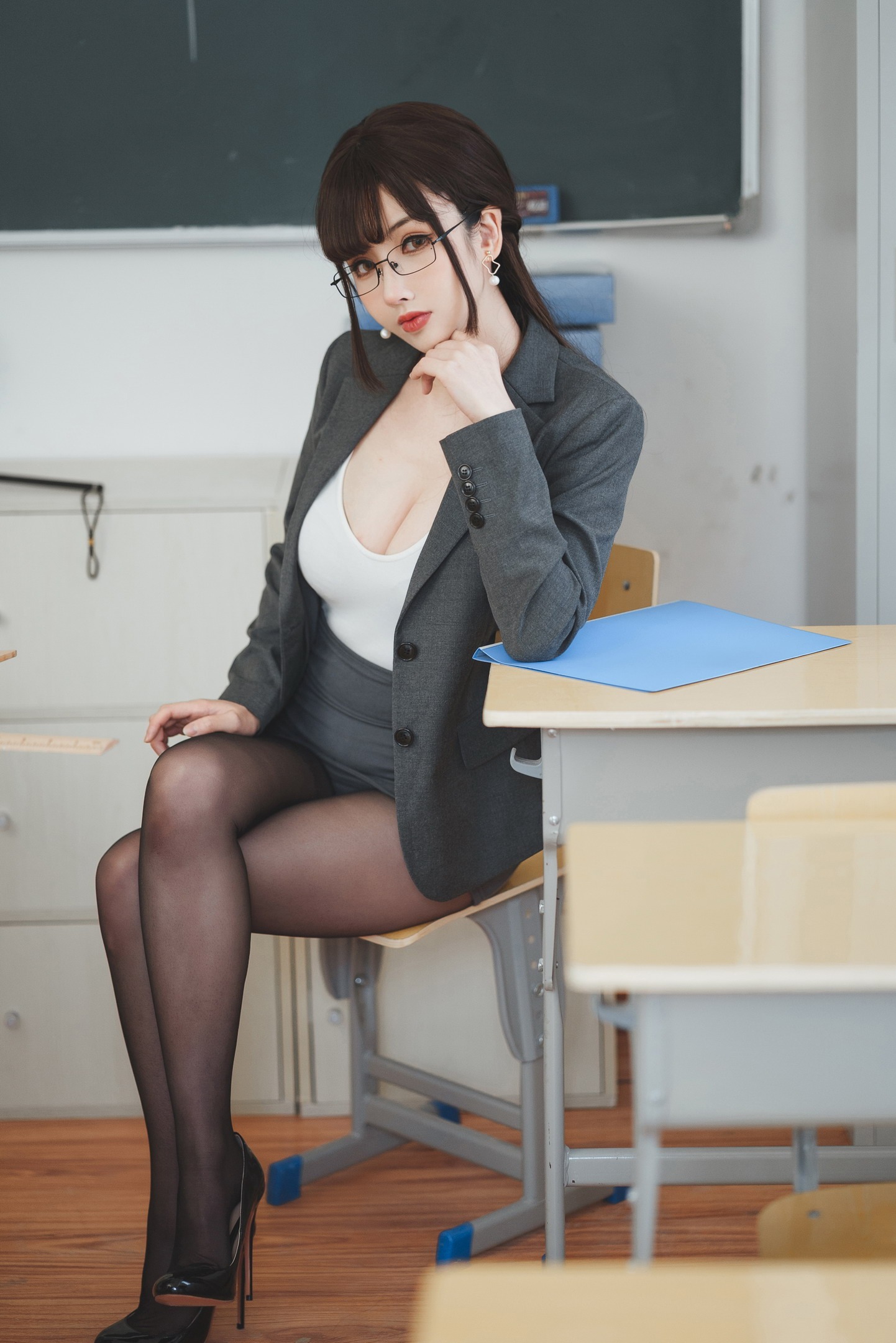 ioko凉凉子肉扣热热子--奇怪的老师-05-19