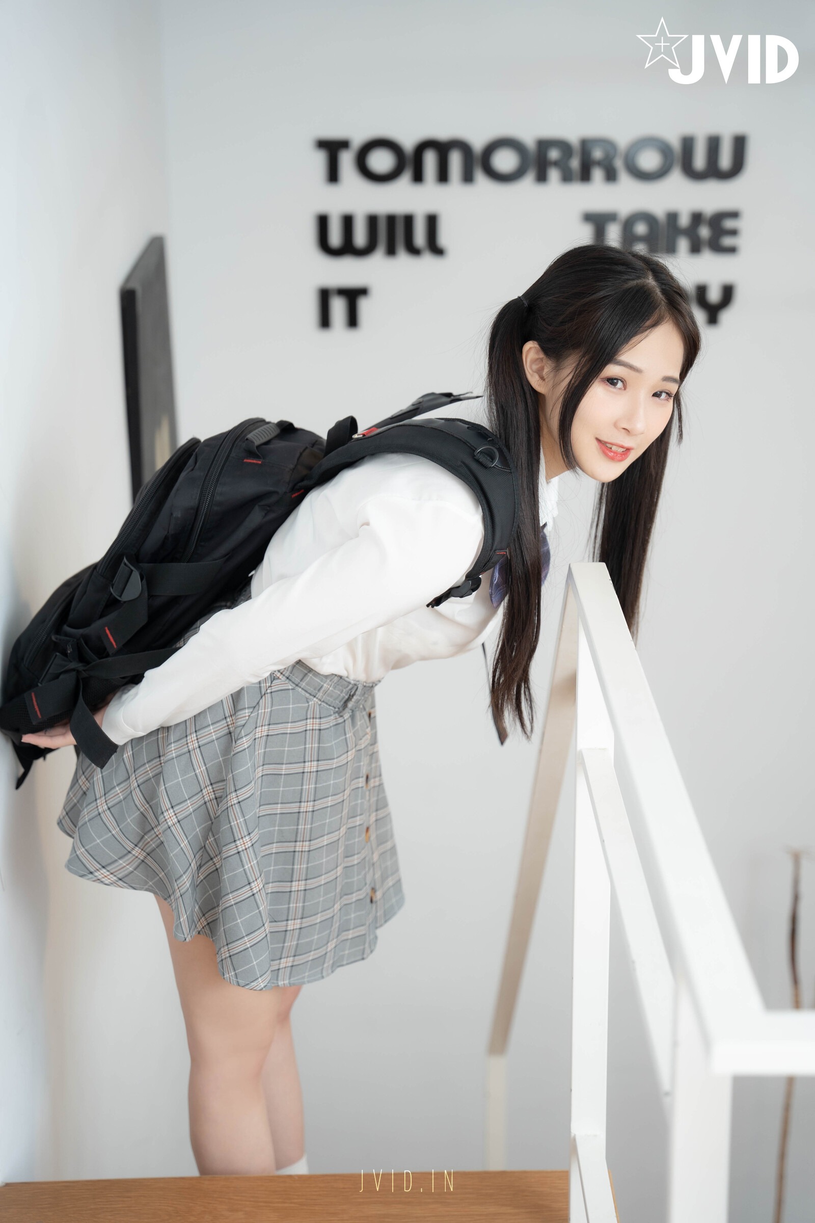 甜美女神婕咪-我喜欢在学长的胯下-穿着制服让学长插入乱操-05-22