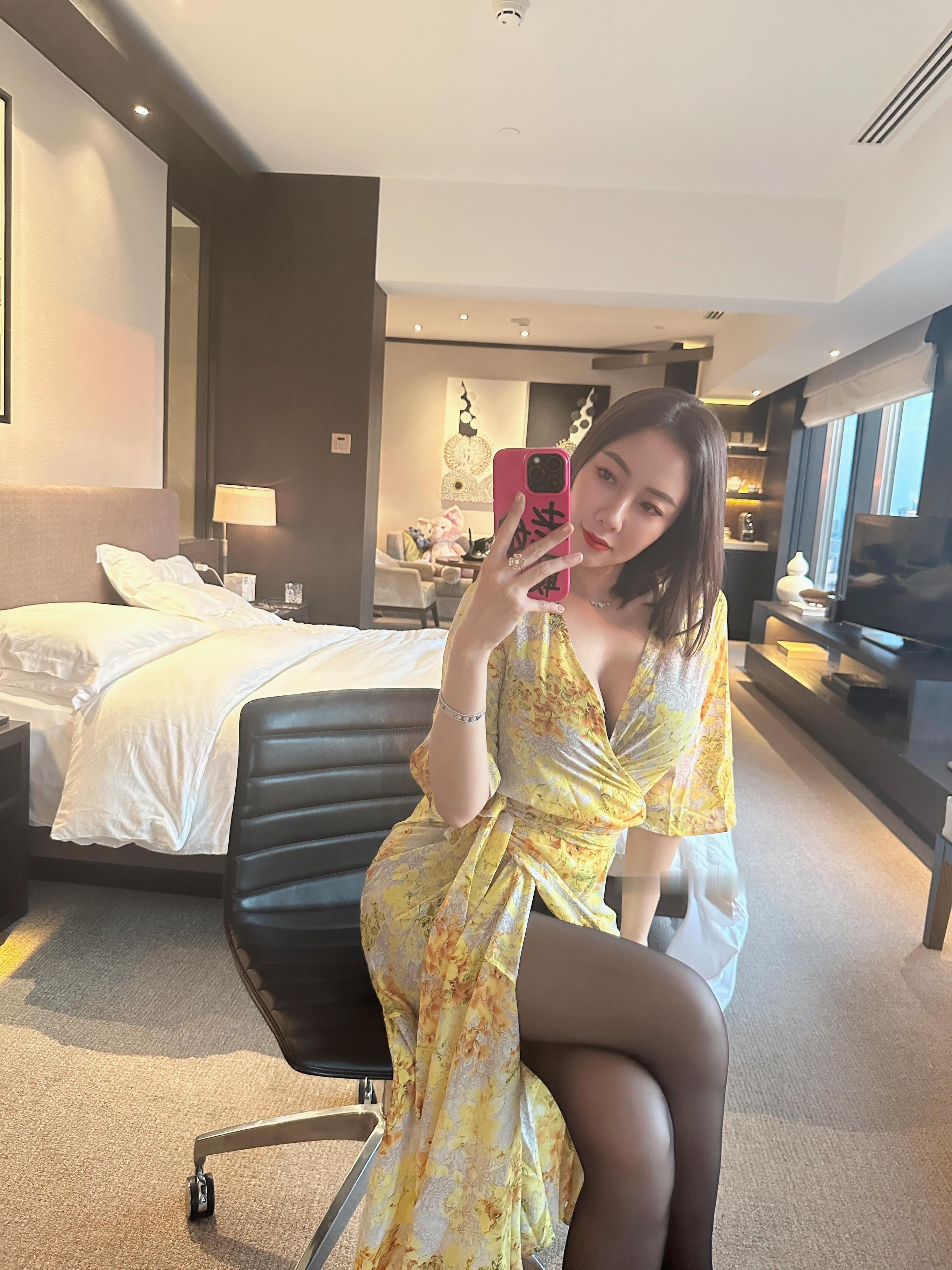 果儿Victoria---NO005-黄色战袍23P27MB-07-11