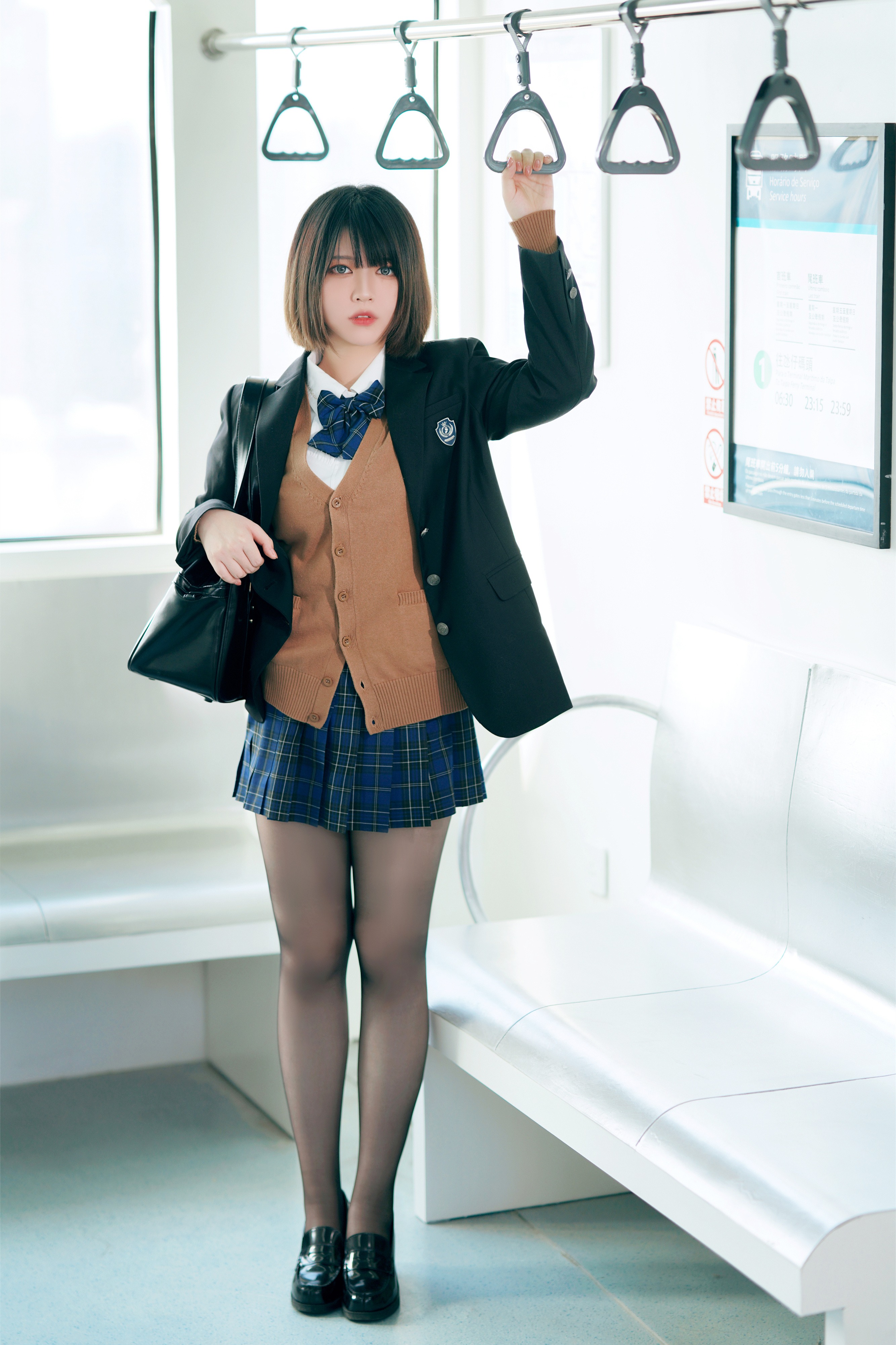半半子-彼女の制服姿が好き-电车庭院-58P-07-27