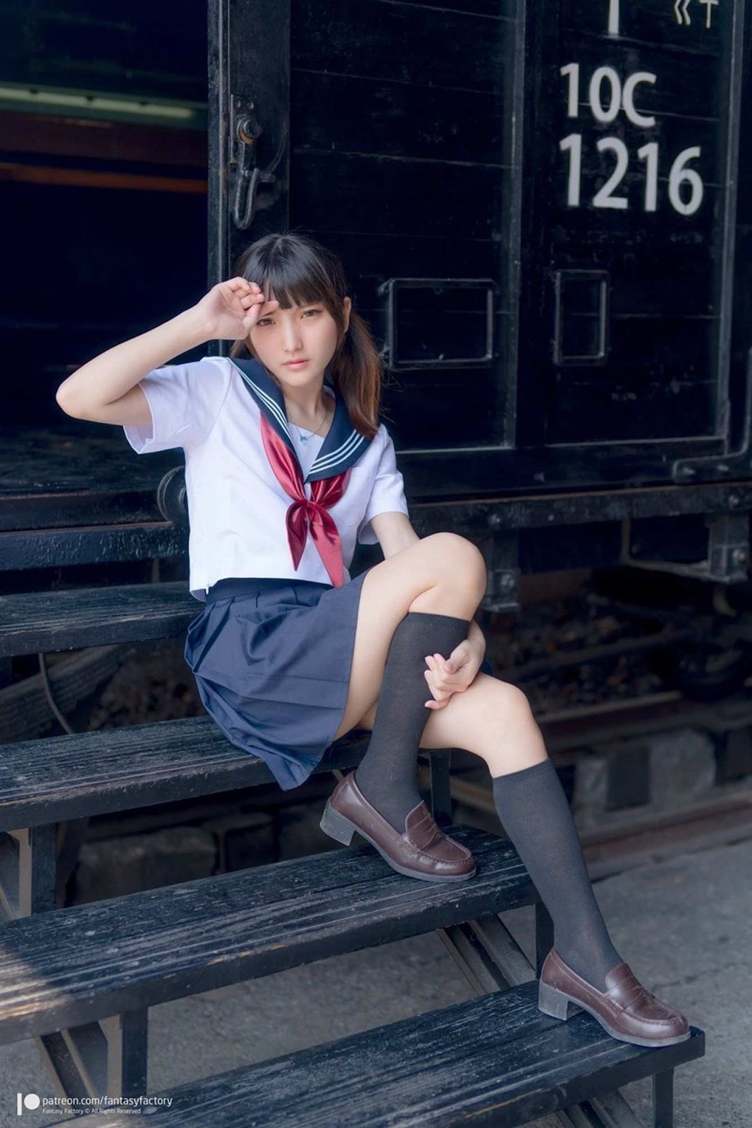 小丁Patron-High-School-Girl-with-Pretty-Pussy-皮衣濕身誘惑-Fantasy-Factory-04-04