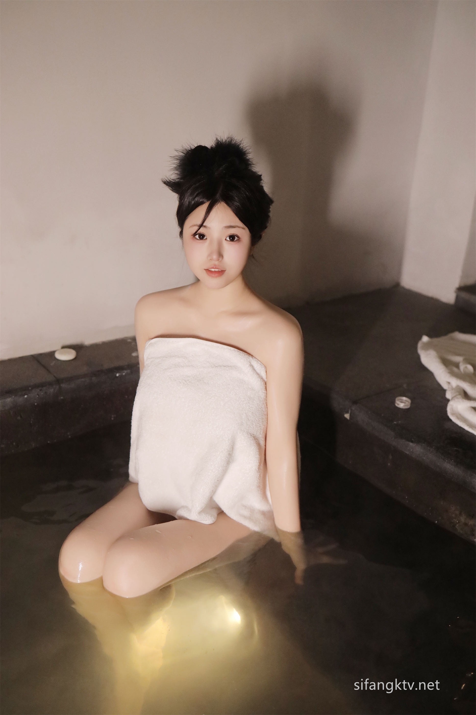 风骚少妇浴池泡澡写真-04-21