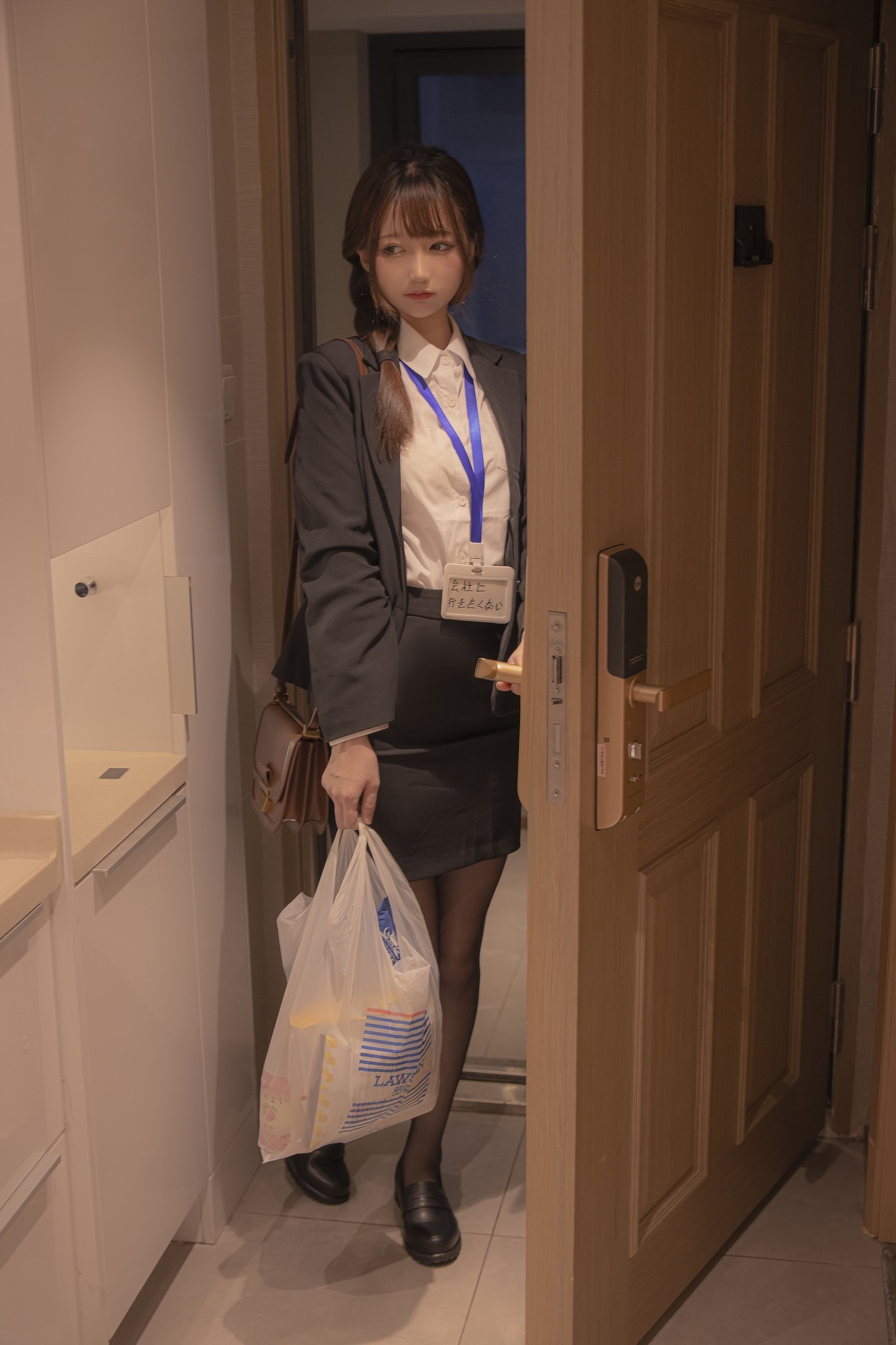 Nagisa魔物喵-醉酒の办公室黑丝OL女郎-玩具独享潮红俏脸-06-05