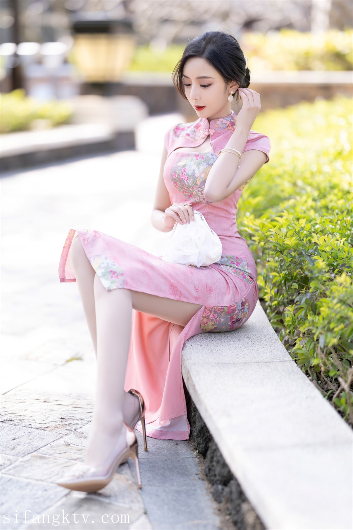 高颜女神王馨瑶粉色旗袍无内肉丝露脸露B-06-15